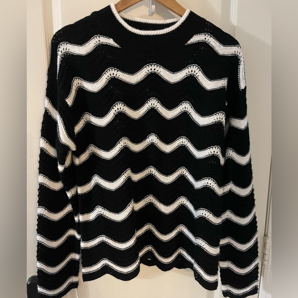 Stylish Black and‎ White Wave Pattern Sweater